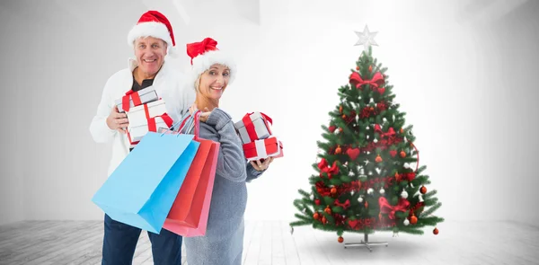 Coppia con shopping bag e regali — Foto Stock