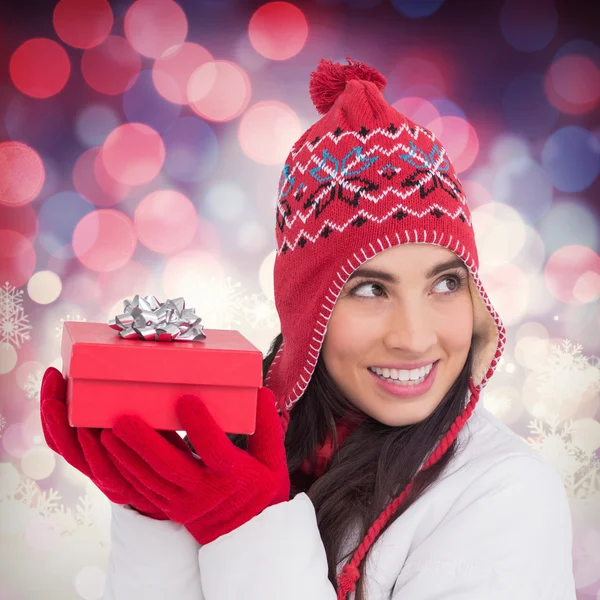 Mujer feliz sosteniendo regalo rojo —  Fotos de Stock