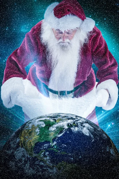 Papai Noel olha no saco — Fotografia de Stock