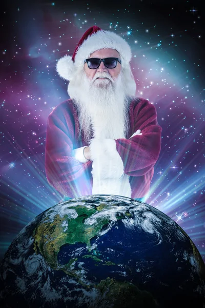 Papai Noel usa óculos pretos — Fotografia de Stock