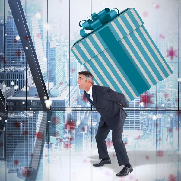 Hombre con regalo gigante —  Fotos de Stock