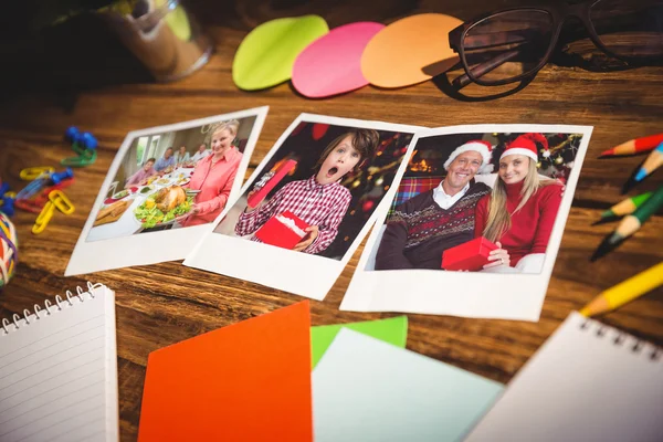 Material de escritório e fotos instantâneas em branco — Fotografia de Stock