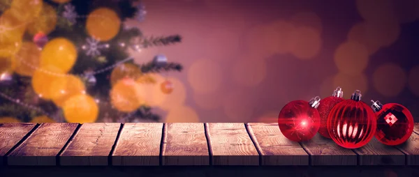 Escritorio de madera contra las luces de Navidad — Foto de Stock