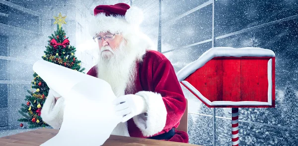 Papai Noel lê longa lista — Fotografia de Stock