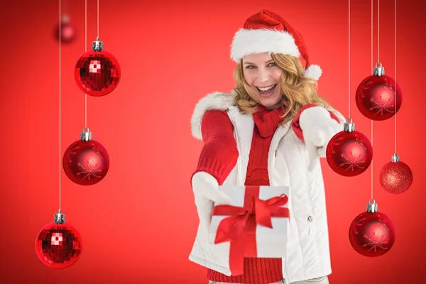 Vrouw met kerstcadeau — Stockfoto