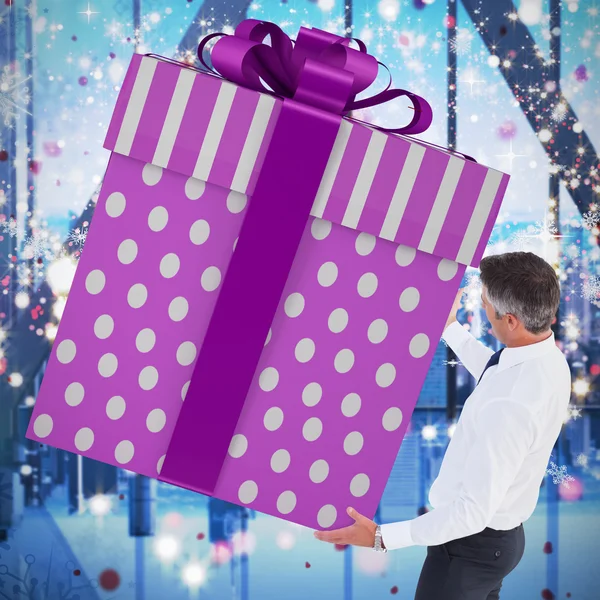 Hombre con estilo con regalo gigante — Foto de Stock