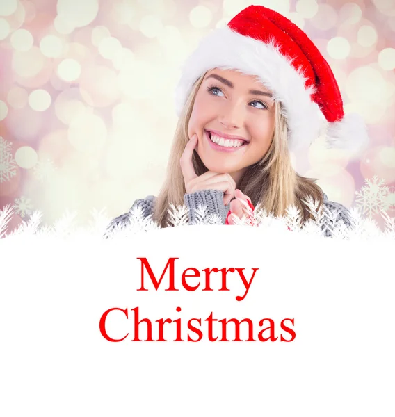 Slavnostní blondýnka drží vánoční dárek a pytel — Stock fotografie