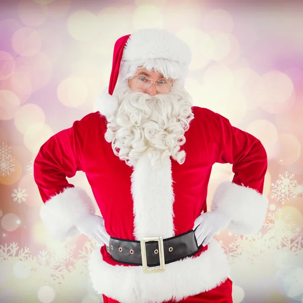 Alegre Papai Noel com as mãos nos quadris — Fotografia de Stock