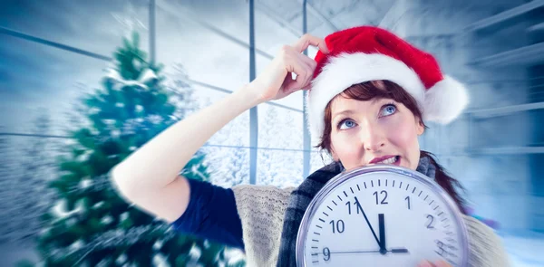 Mujer sosteniendo un reloj grande — Foto de Stock