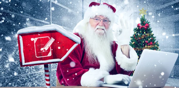 Babbo Natale è soddisfatto di ciò che ha trovato — Foto Stock