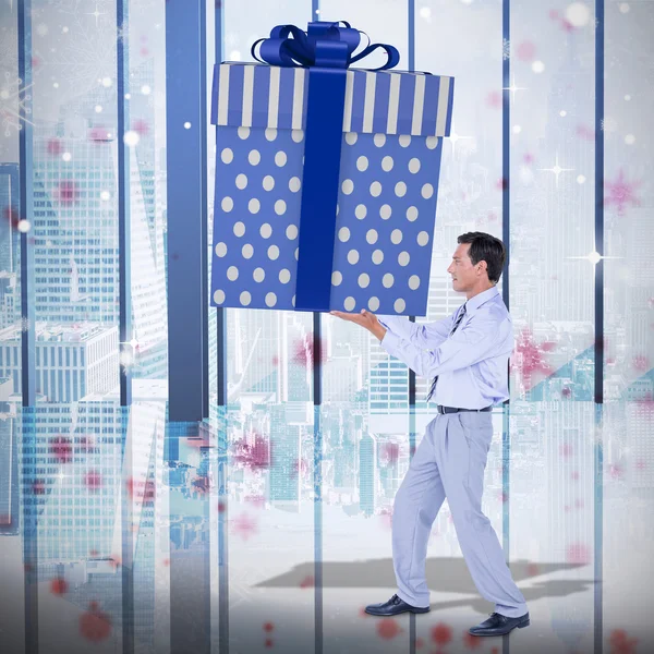 Uomo elegante con regalo gigante — Foto Stock