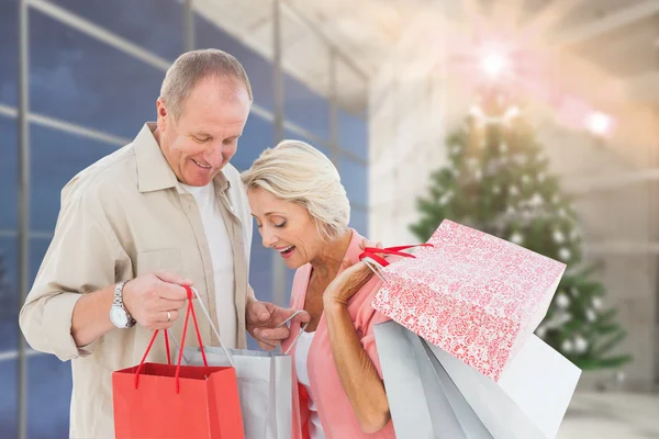 Samengestelde afbeelding van paar met shopping tassen — Stockfoto