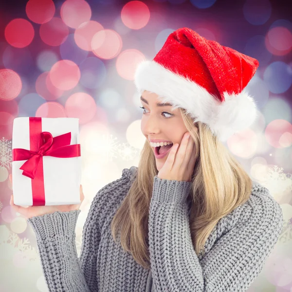 Mujer sosteniendo regalo de Navidad — Foto de Stock