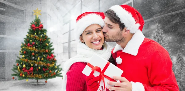 Natale giovane coppia in possesso di regalo — Foto Stock