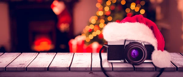 Kamera s vánoční čepici — Stock fotografie