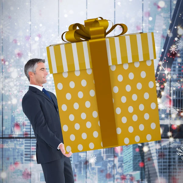 Hombre con regalo gigante — Foto de Stock