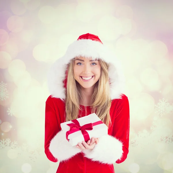 Sexy Weihnachtsmädchen mit Geschenk — Stockfoto