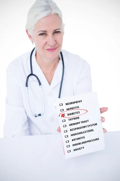 Médico mostrando bloco de notas — Fotografia de Stock