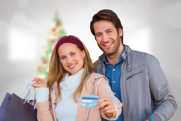 Couple souriant avec sacs à provisions — Photo