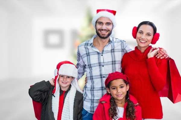 Lycklig familj titta på kameran — Stockfoto