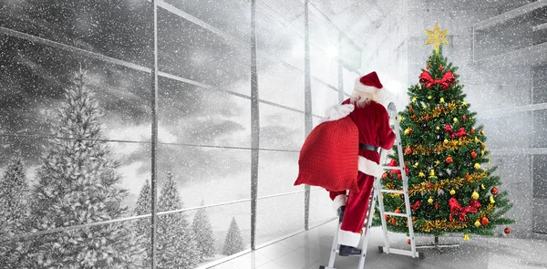 Papai Noel sobe uma escada — Fotografia de Stock