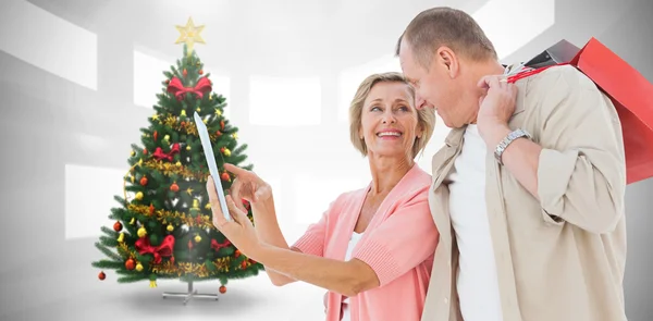 Pareja con bolsas de compras y tablet — Foto de Stock