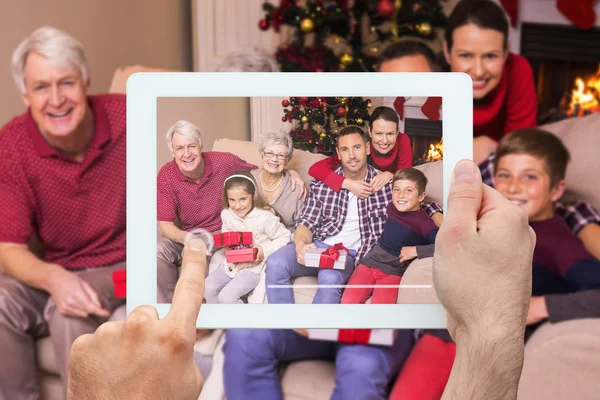 Ręka trzyma komputera typu tablet — Zdjęcie stockowe