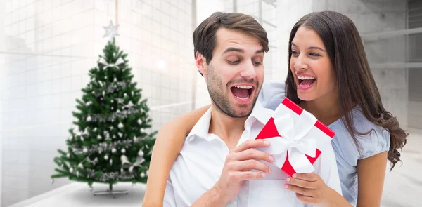 Mujer sorprendente novio con regalo — Foto de Stock