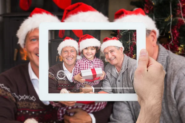 Hand som håller TabletPC mot familj — Stockfoto