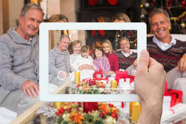 Familjen ler mot kameran — Stockfoto