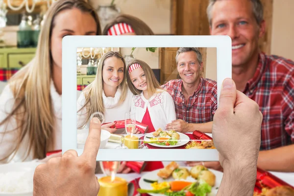 Lycklig familj på julbordet — Stockfoto