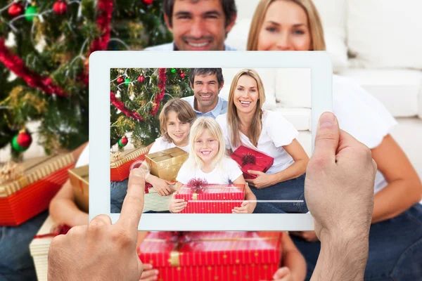 Рука тримає планшетний ПК, щоб зробити зображення сім'ї — стокове фото