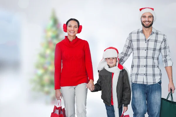 Glückliche Familie blickt in die Kamera — Stockfoto