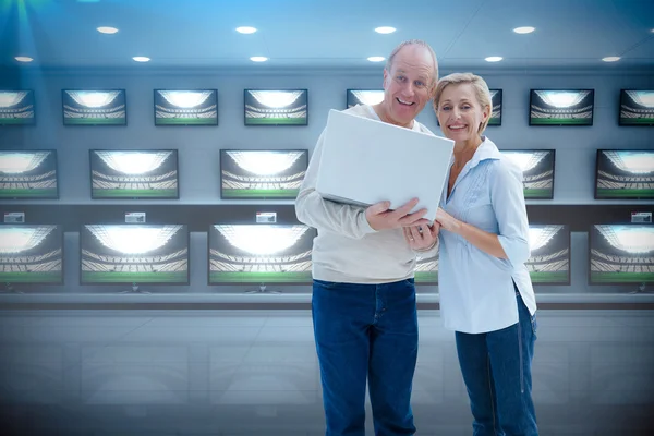 Mature couple with laptop — Stock Photo, Image