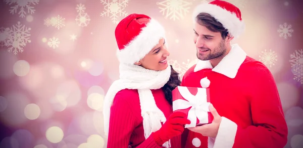 Feestelijke jonge paar bedrijf geschenk — Stockfoto