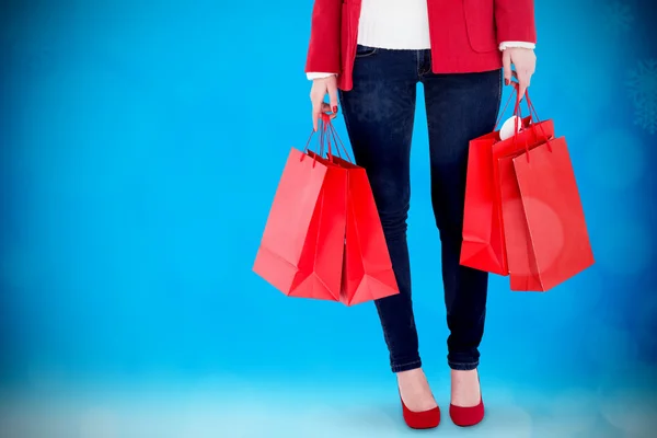 Bruneta v zimní oblečení drží nákupní tašky — Stock fotografie