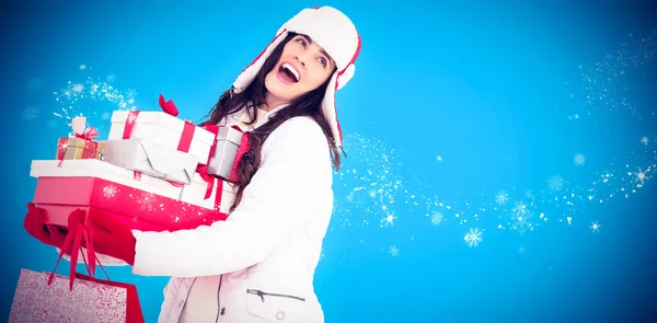 Brünette in Winterkleidung mit vielen Geschenken — Stockfoto