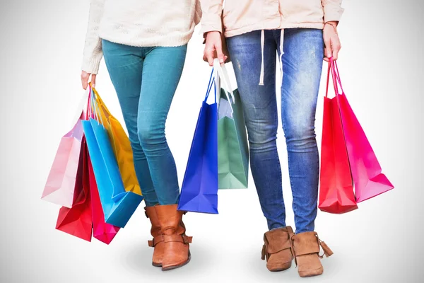 Bevásárlótáskát tartó nők — Stock Fotó