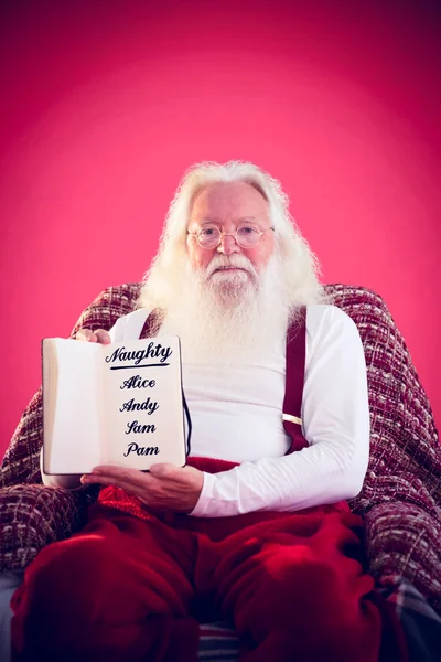 Vater Weihnachten zeigt ein Buch — Stockfoto