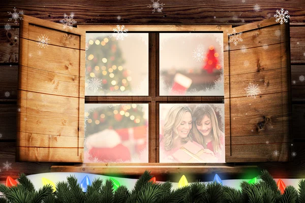 Glada mor och dotter med julklapp — Stockfoto