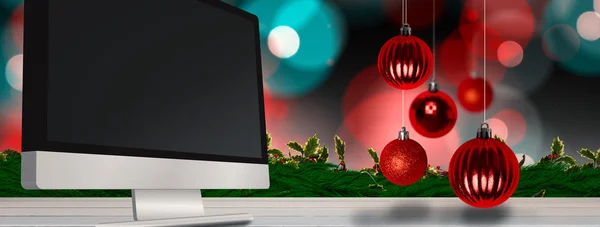 Vánoční ozdoby proti počítači — Stock fotografie