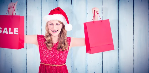 Feestelijke blonde houden verkoop shopping tassen — Stockfoto