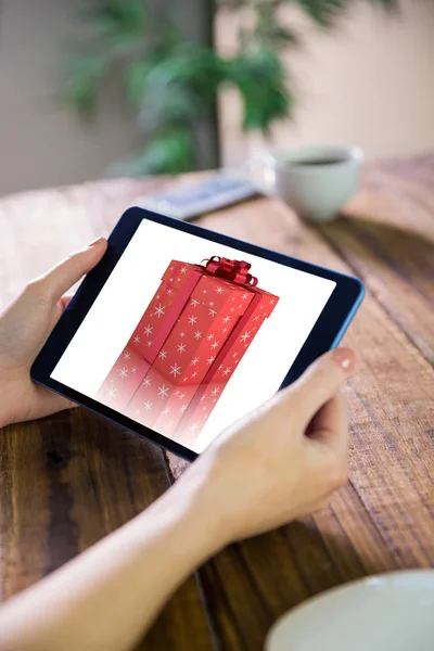 Woman using tablet pc — Stock Photo, Image