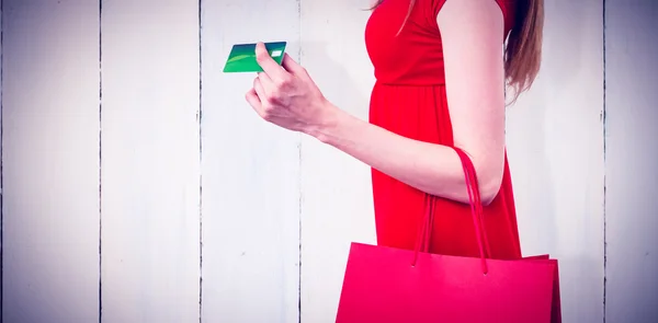 Mujer de compras con su tarjeta de crédito — Foto de Stock