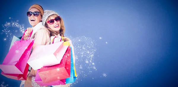 Mulheres bonitas segurando sacos de compras — Fotografia de Stock