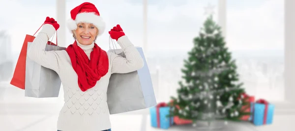 Mujer festiva sosteniendo bolsas de compras — Foto de Stock