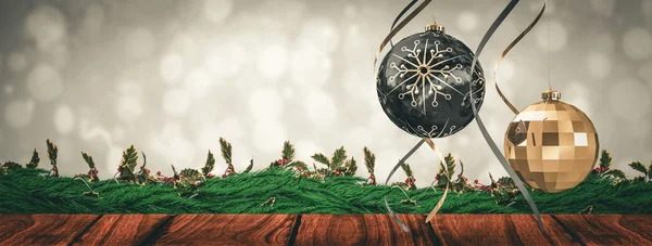 Christbaumschmuck aufhängen — Stockfoto