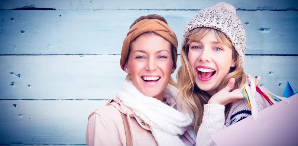 Uśmiechający się kobiet patrząc na kamery z zakupy — Zdjęcie stockowe