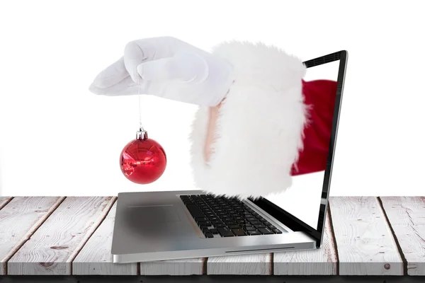 Santa Claus sosteniendo bauble rojo — Foto de Stock