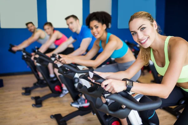 S'adapter à des gens dans une classe de spin — Photo